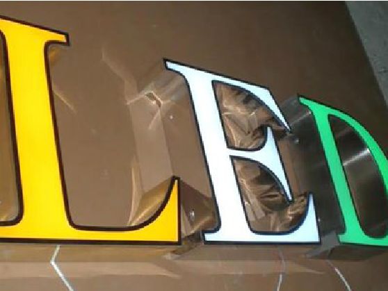 瑞安介绍LED招牌的基础知识。